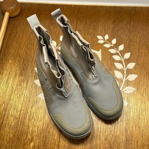 Men's ORVIS pull on flats hiker boot. Gray/tan. Size 9